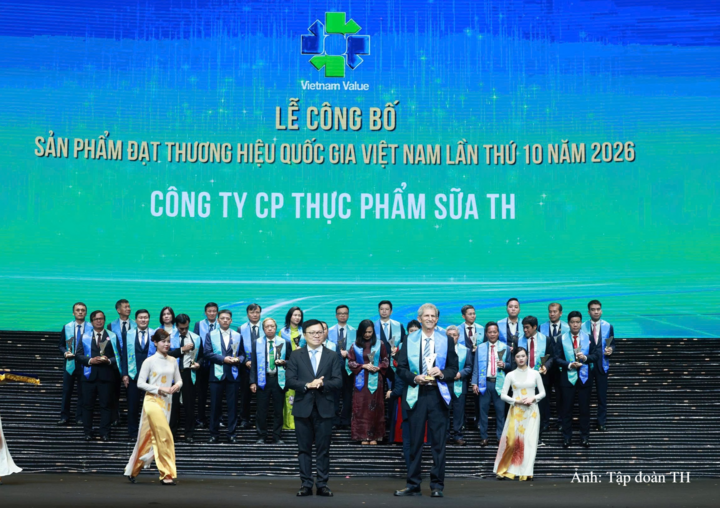 Ông Tal Cohen, Tổng Giám đốc Công ty CP Thực phẩm Sữa TH nhận biểu trưng Thương hiệu quốc gia Việt Nam năm 2026.