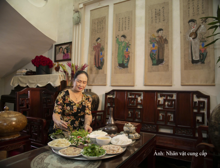 Nhà báo Vũ Thị Tuyết Nhung đang giới thiệu về văn hóa ẩm thực xưa của người Hà Nội