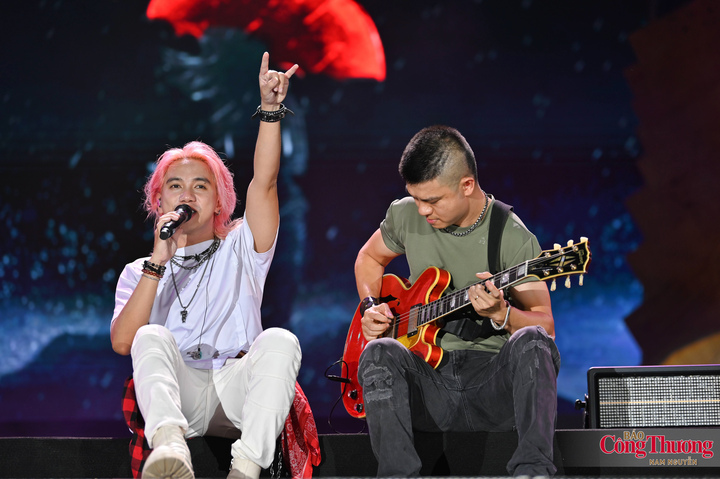 Ngũ Cung giới thiệu “Người ơi, người ở đừng về” lấy cảm hứng từ chất liệu dân ca quen thuộc, tiết mục mở ra một gợi ý về hướng khai thác văn hóa dân gian trong dự án âm nhạc sắp tới của Ngũ Cung.