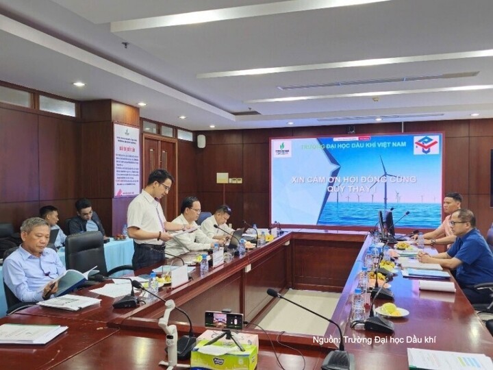 Học viên Trường Đại học Dầu khí Việt Nam bảo vệ luận văn trước hội đồng.