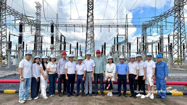 Học viên Trường Đại học Điện lực trải nghiệm thực tế tại nhà máy điện gió Đắk Lắk.