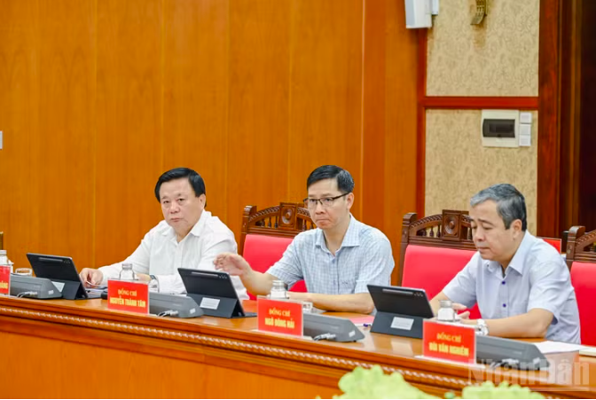 Đại diện lãnh đạo Hội đồng Lý luận Trung ương và các ban đảng Trung ương dự buổi làm việc. (Ảnh: DUY LINH)