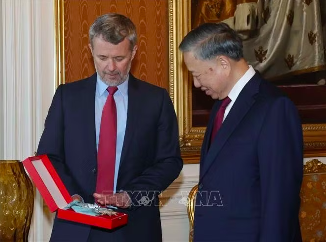Nhà Vua Frederik X trao tặng Tổng Bí thư, Chủ tịch nước Tô Lâm Huân chương Voi (Order of the Elephant) - huân chương cao quý nhất của Vương quốc Đan Mạch. Ảnh: Thống Nhất/TTXVN