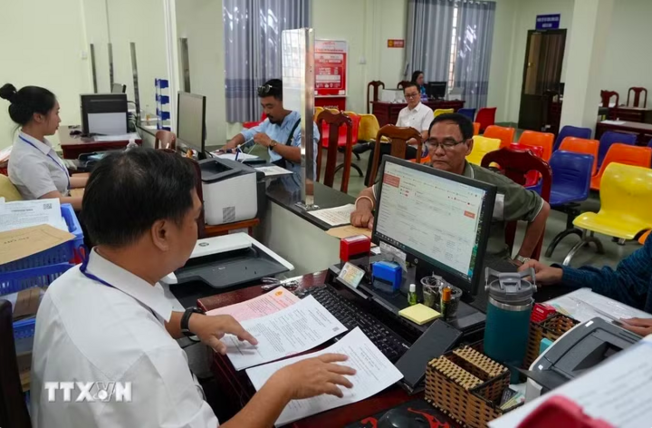 Giải quyết hồ sơ, thủ tục hành chính cho người dân và doanh nghiệp tại Trung tâm hành chính công phường Rạch Giá (An Giang). (Ảnh: Lê Huy Hải/TTXVN)