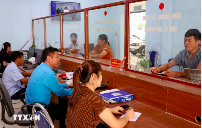 Cán bộ Trung tâm Phục vụ hành chính công xã Lao Chải (Tuyên Quang) hướng dẫn, giải quyết thủ tục hành chính cho người dân. (Ảnh: Đức Thọ/TTXVN)