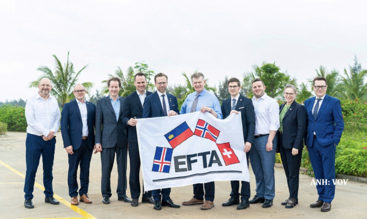 Các thành viên đoàn đại biểu Ủy ban Nghị viện EFTA tham quan Khu công nghiệp Deep C tại thành phố Hải Phòng.