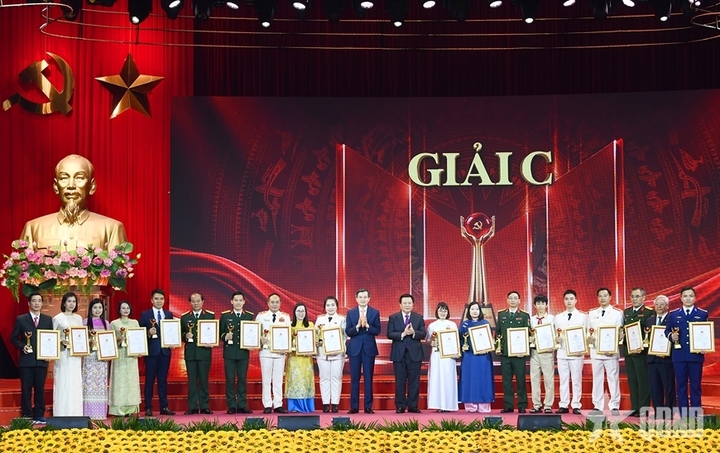 Trao giải Cuộc thi chính luận về bảo vệ nền tảng tư tưởng của Đảng lần thứ 6, năm 2026 - 6