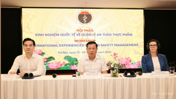 Thứ trưởng Bộ Y tế Đỗ Xuân Tuyên; TS. Angela Pratt - Trưởng đại diện WHO tại Việt Nam; TS. Dược sĩ Chu Quốc Thịnh - Cục trưởng Cục An toàn thực phẩm (Bộ Y tế) chủ tọa hội thảo.