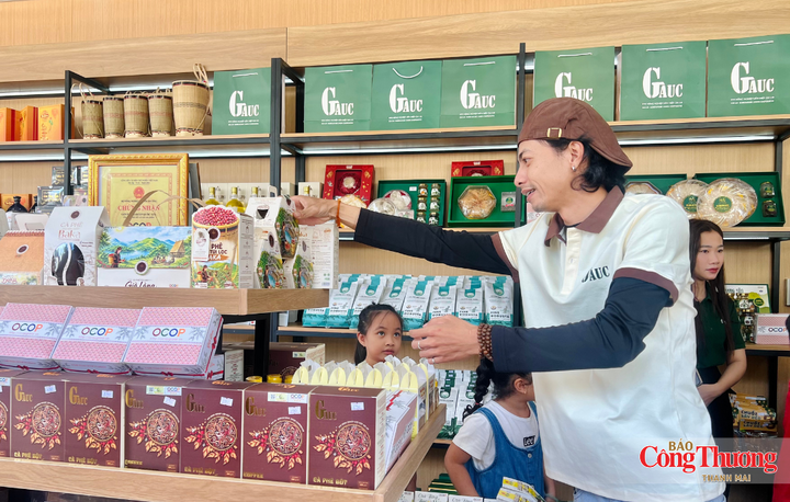 Tại không gian trưng bày của HTX Nông nghiệp Liên hiệp Gia Lai, khoảng 400 sản phẩm nông sản, sản phẩm đặc trưng được giới thiệu.