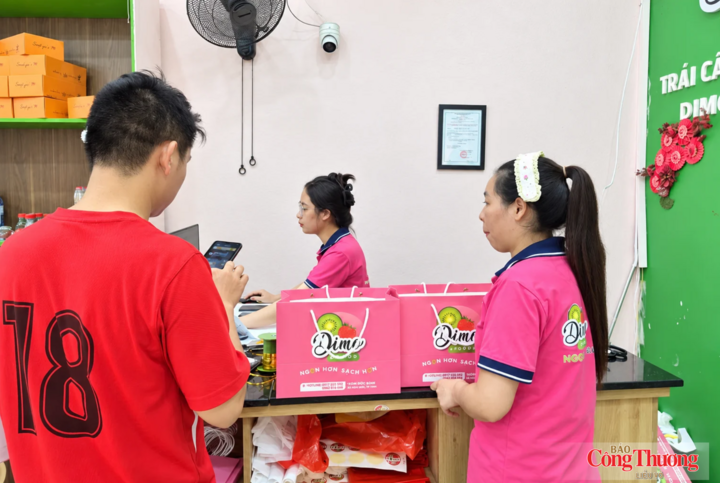 Buổi chiều tối có khá đông khách hàng đến mua quà tặng dịp lễ 20/10.