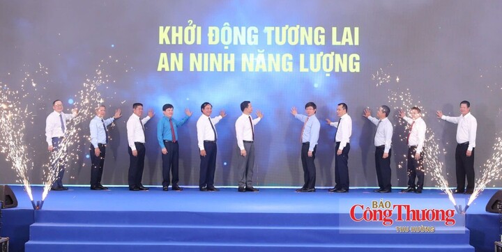 Các đại biểu thực hiện nghi thức khởi công dự án Nhà máy điện LNG Quảng Trạch 2