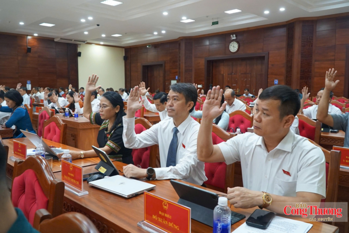 HĐND tỉnh Đắk Lắk khóa XI thông quan các nghị quyết thu hút nguồn nhân lực chất lượng cao, bảo đảm an sinh xã hội, tài chính, đầu tư công và đất đai.