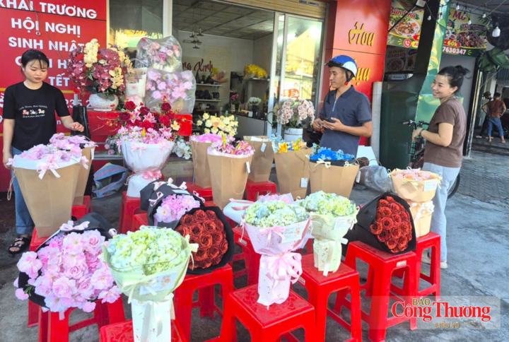 Khách hàng chọn hoa cho dịp lễ.