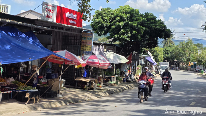 Người dân buôn bán dọc theo đường Hồ Chí Minh, đoạn qua xã Tà Rụt