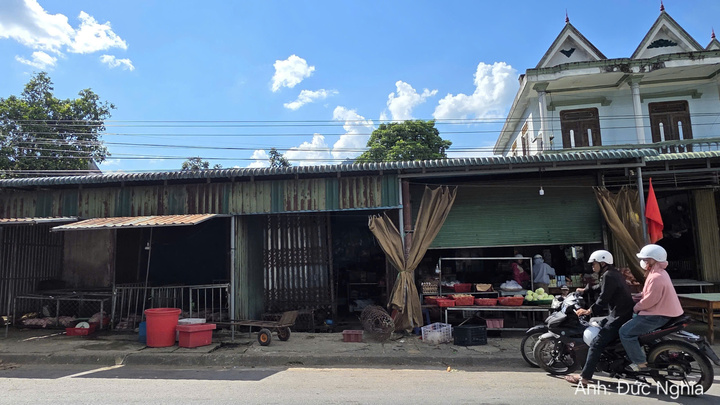 Nhiều hàng quán trong khu vực dân cư xã Tà Rụt bán cả gia súc, gia cầm, tiềm ẩn nguy cơ gây mất vệ sinh và lây lan nguồn bệnh