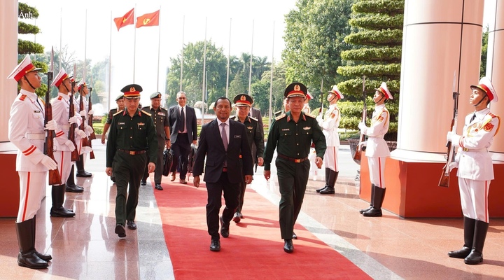 Thượng tướng Nguyễn Trường Thắng, Thứ trưởng Bộ Quốc phòng Việt Nam và ông Datuk Lokman Hakim Ali, Tổng Thư ký Bộ Quốc phòng Malaysia tiến về phía phòng họp, nơi diễn ra Đối thoại Chính sách Quốc phòng lần thứ nhất.