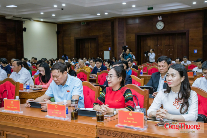 Kỳ họp thông qua nghị quyết  hỗ trợ một lần đối với nhân lực thuộc diện thu hút từ 500 triệu đồng đến 2 tỷ đồng/người.