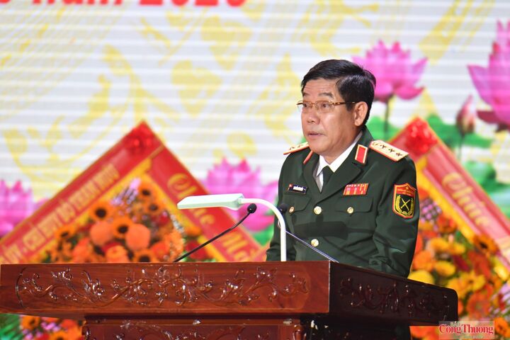 Thượng tướng Nguyễn Văn Gấu, Ủy viên Trung ương Đảng, Ủy viên Quân ủy Trung ương, Thứ trưởng Bộ Quốc phòng phát biểu tại buổi lễ.