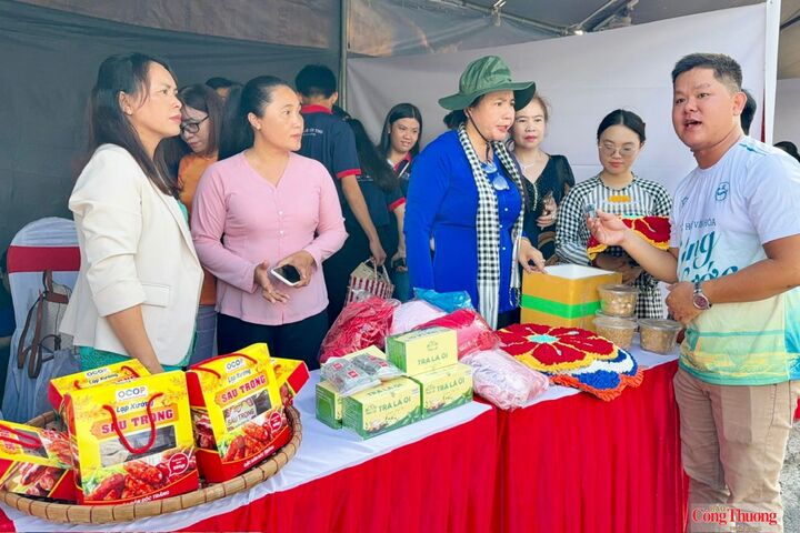 Các gian hàng trưng bày, giới thiệu sản phẩm do phụ nữ làm chủ tại Ngày hội “Phụ nữ Cần Thơ khởi nghiệp xanh - Đổi mới sáng tạo - Kết nối thị trường” năm 2026.