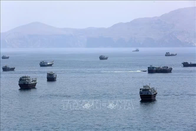 Tàu thuyền ở eo biển Hormuz.