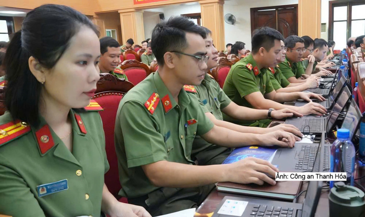 Cán bộ, chiến sĩ Công an Thanh Hóa tham gia xử lý tình huống giả định.