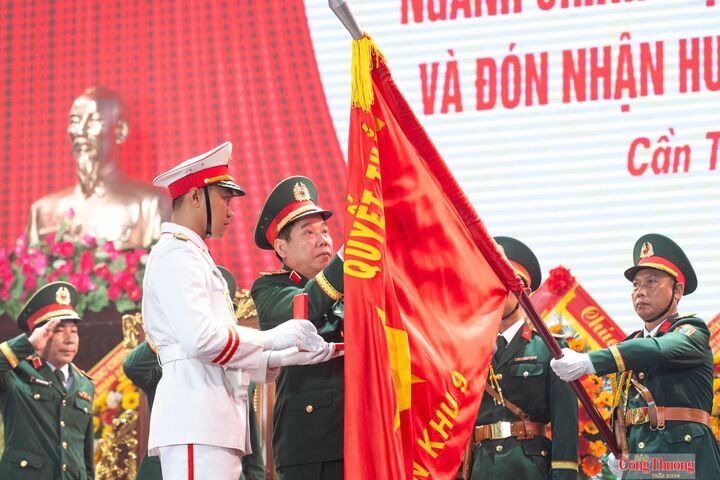 Thượng tướng Nguyễn Văn Gấu trao tặng Huân chương Bảo vệ Tổ quốc hạng Nhất cho Cục Chính trị Quân khu 9.