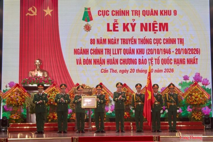 Thừa ủy quyền của Chủ tịch nước, Thượng tướng Nguyễn Văn Gấu trao Huân chương Bảo vệ Tổ quốc hạng Nhất tặng Cục Chính trị Quân khu 9.