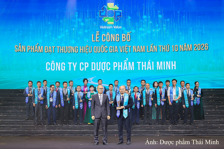 Đại diện Dược phẩm Thái Minh đón nhận Cúp Thương hiệu quốc gia cho Vương Bảo.