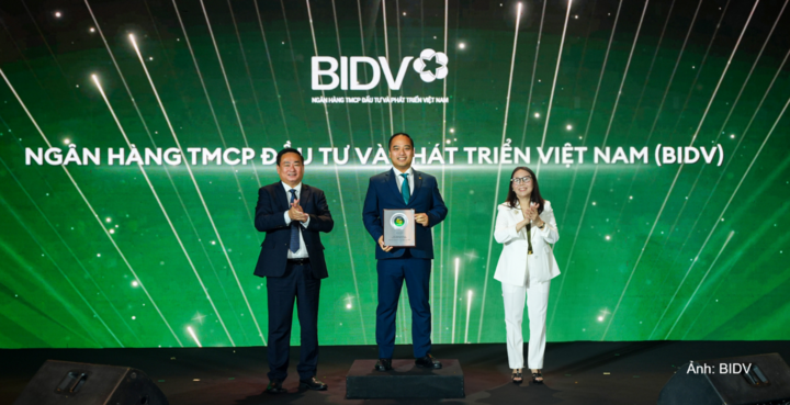 Ông Trương Quốc Tuấn - Trưởng Ban Nghiên cứu và Quản trị Chiến lược BIDV - đại diện ngân hàng nhận danh hiệu.