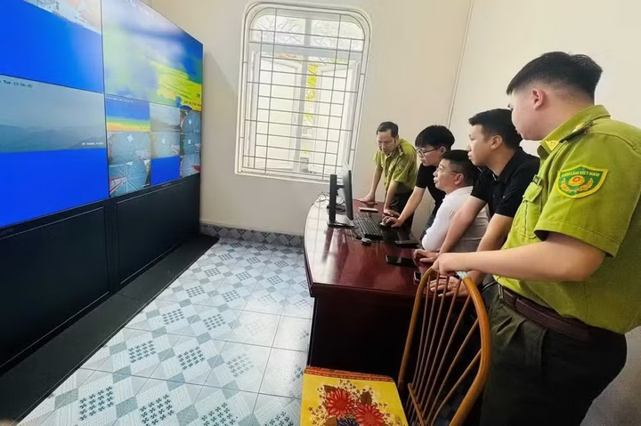 Ứng dụng công nghệ số trong cảnh báo cháy rừng tại Trung tâm Giám sát điều hành cảnh báo cháy rừng của Chi cục Kiểm lâm thành phố Quảng Ninh. (Ảnh: Cổng Thông tin điện tử thành phố Quảng Ninh).