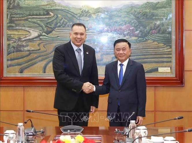 Thường trực Ban Bí thư Trần Cẩm Tú và ông Christopher Pragasam, Cục trưởng phụ trách Quan hệ quốc tế, Cục Công vụ kiêm Giám đốc điều hành Trường Công vụ quốc tế Singapore. Ảnh: Phương Hoa/TTXVN.