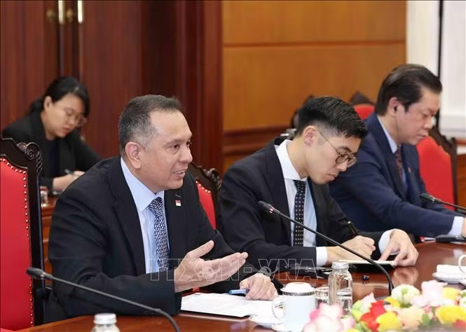 Ông Christopher Pragasam, Cục trưởng phụ trách Quan hệ quốc tế, Cục Công vụ kiêm Giám đốc điều hành Trường Công vụ quốc tế Singapore phát biểu tại buổi tiếp. Ảnh: Phương Hoa/TTXVN.