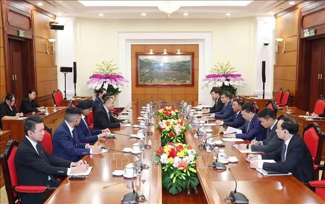 Thường trực Ban Bí thư Trần Cẩm Tú tiếp Đoàn đại biểu Cục Công vụ Singapore. Ảnh: Phương Hoa/TTXVN.