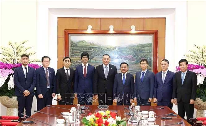 Thường trực Ban Bí thư Trần Cẩm Tú và ông Christopher Pragasam, Cục trưởng phụ trách Quan hệ quốc tế, Cục Công vụ kiêm Giám đốc điều hành Trường Công vụ quốc tế Singapore cùng các đại biểu chụp ảnh chung. Ảnh: Phương Hoa/TTXVN.
