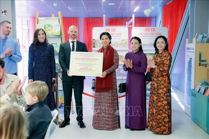 Phu nhân Ngô Phương Ly trao tượng trưng “Tủ sách Việt Nam” tặng thư viện BIBLIOTEKET Rentemestervej. Ảnh: TTXVN phát.