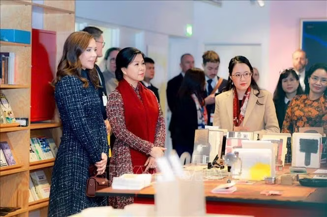 Bà Ngô Phương Ly, Phu nhân Tổng Bí thư, Chủ tịch nước và Hoàng hậu Mary tham quan phòng đọc sách tại thư viện BIBLIOTEKET Rentemestervej. Ảnh: TTXVN phát.