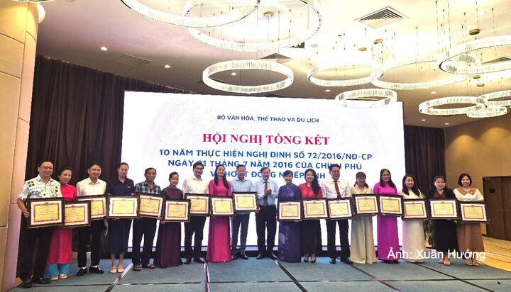 Trao Bằng khen của Bộ trưởng Bộ Văn hóa, Thể thao và Du lịch tặng các tập thể có thành tích xuất sắc triển khai thực hiện Nghị định số 72/2016/NĐ-CP.
