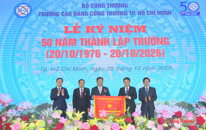Ông Nguyễn Mạnh Cường, Phó Chủ tịch UBND TP. Hồ Chí Minh tặng Cờ Truyền thống của UBND TP. Hồ Chí Minh cho Nhà trường.