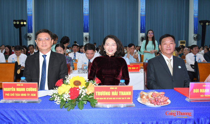 Thứ trưởng Bộ Công Thương Phan Thị Thắng, lãnh đạo TP. Hồ Chí Minh và các đại biểu tham dự sự kiện.