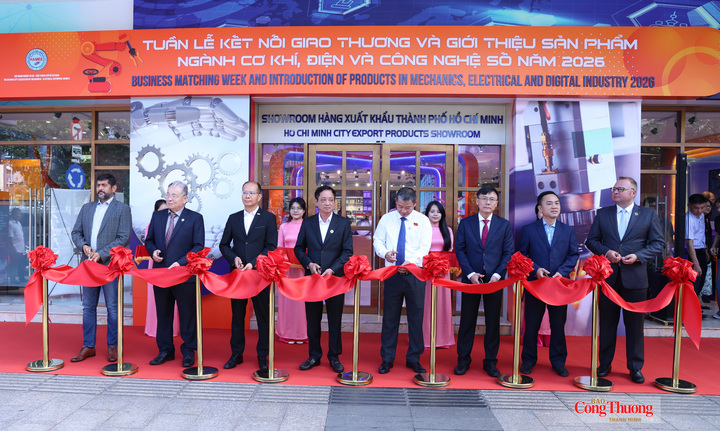 Các đại biểu thực hiện nghi thức cắt băng khai mạc sự kiện.