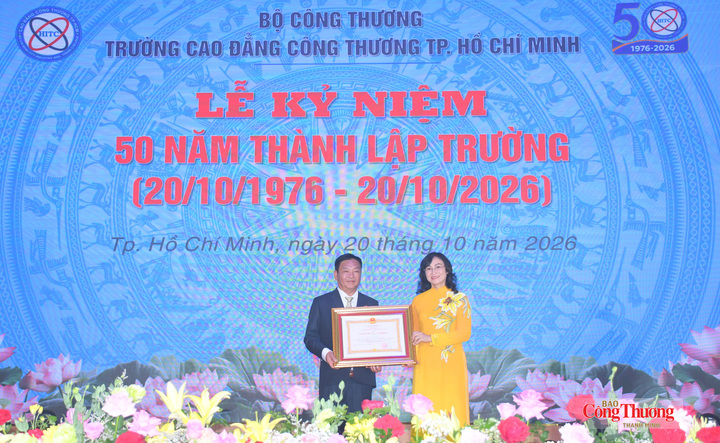 Thứ trưởng Phan Thị Thắng trao tặng Huân chương Lao động hạng Ba cho ông Bùi Mạnh Tuân, Hiệu trưởng Trường Cao đẳng Công Thương TP. Hồ Chí Minh tại buổi lễ.