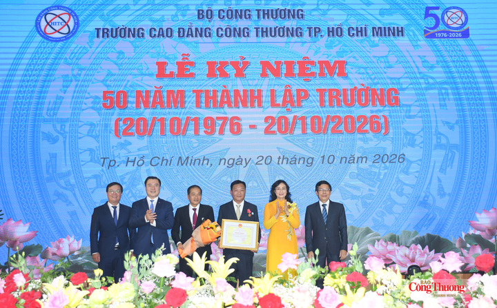 Thứ trưởng Phan Thị Thắng và ông Nguyễn Sinh Nhật Tân, Phó Bí thư Thành ủy TP. Hồ Chí Minh trao tặng Bằng khen của Bộ trưởng Bộ Công Thương cho tập thể Trường Cao đẳng Công Thương TP. Hồ Chí Minh.