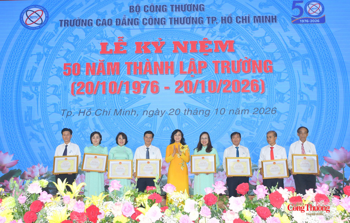 Thứ trưởng Phan Thị Thắng trao tặng Bằng khen của Bộ trưởng Bộ Công Thương cho các tập thể nhà trường.