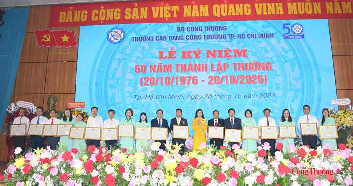 Thứ trưởng Phan Thị Thắng trao tặng Bằng khen của Bộ trưởng Bộ Công Thương cho 18 cá nhân Nhà trường.