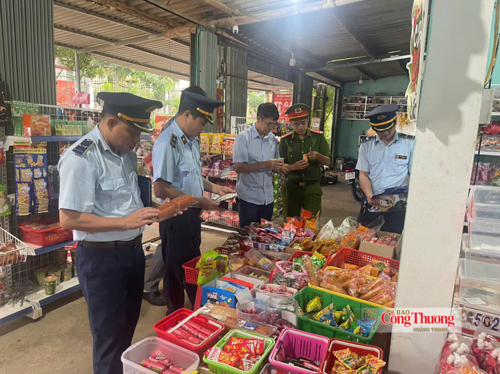 Lực lượng quản lý thị trường Tuyên Quang kiểm tra, xử lý vi phạm hành chính.