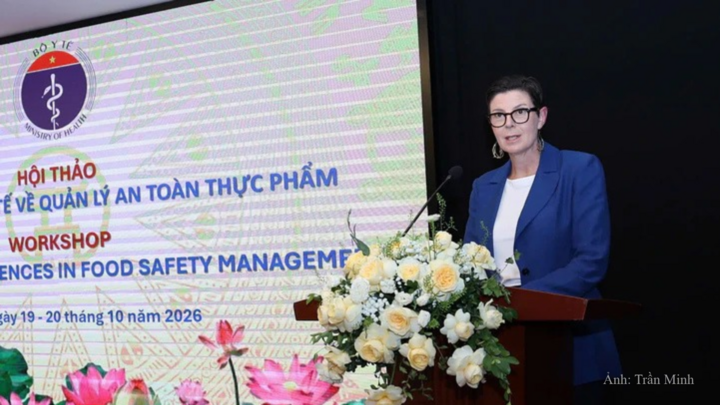 TS. Angela Pratt - Trưởng đại diện WHO tại Việt Nam phát biểu tại hội thảo.