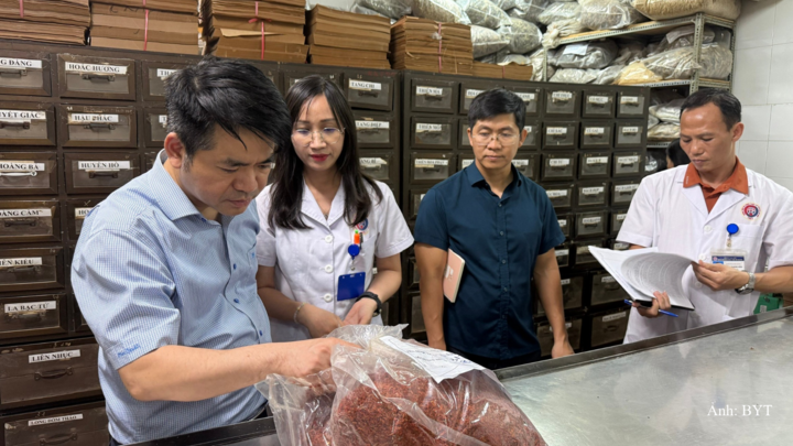 Kiểm tra tại các cơ sở sản xuất, kinh doanh dược liệu.
