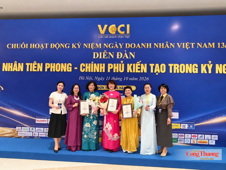 Bà Nguyễn Thị Kim Liên (áo vàng) chụp ảnh cùng các nữ doanh nhân bên lề sự kiện Vinh danh Doanh nhân Việt Nam tiêu biểu – Cúp Thánh Gióng năm 2026.