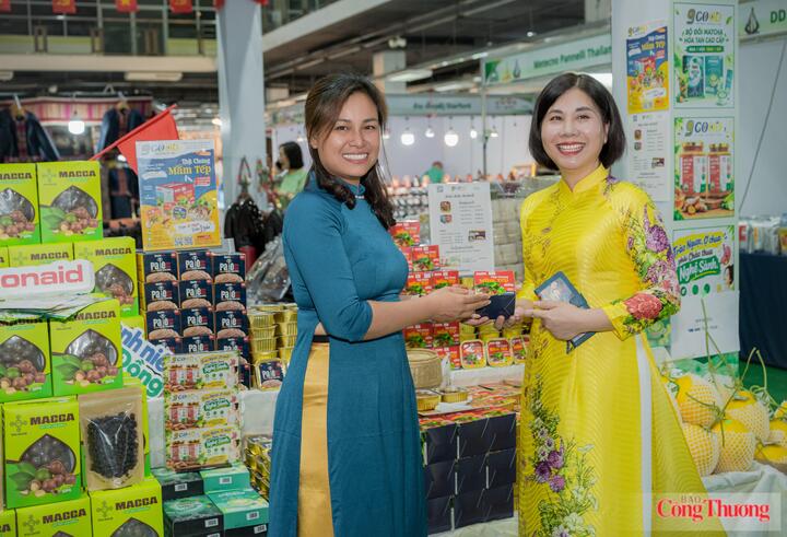 Tham tán Thương mại Trần Thị Tú Anh (bên phải), Thương vụ Việt Nam tại Lào trong một buổi giới thiệu hàng Việt, kết nối giao thương.