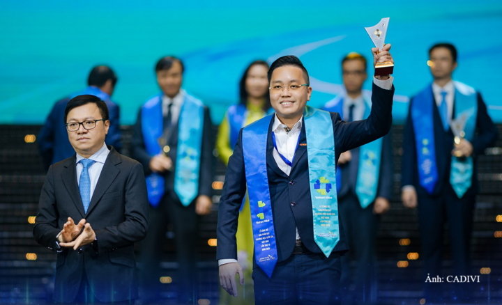 Ông Nguyễn Trung Đức, Phó Tổng Giám đốc CADIVI, nhận chứng nhận Thương hiệu quốc gia Việt Nam năm 2026.